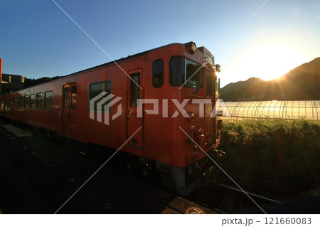 夕日を受けながら出発する列車 夕日を受けながら出発する列車 121660083