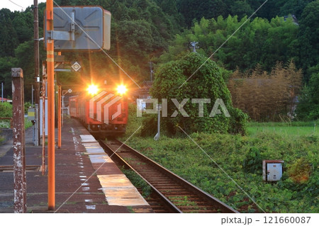 夕暮れ時の里山の駅に到着する列車 夕暮れ時の里山の駅に到着する列車 121660087