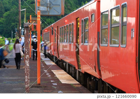 長閑な町の列車到着風景 長閑な町の列車到着風景 121660090