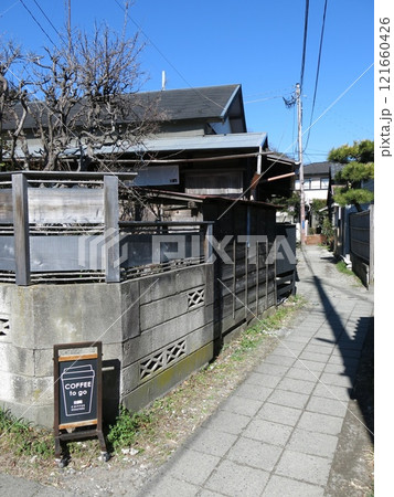 古民家カフェが並ぶ鎌倉市坂ノ下の路地（「paso by 27 COFFEE ROASTERS」付近） 121660426