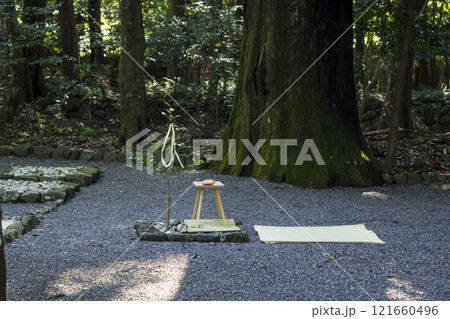 伊勢神宮の神事　内宮神域の風景　内宮の忌火屋殿と祓所　お供え物　イメージ素材 121660496