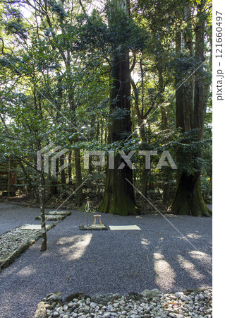 伊勢神宮の神事　内宮神域の風景　内宮の忌火屋殿と祓所　お供え物　イメージ素材 121660497