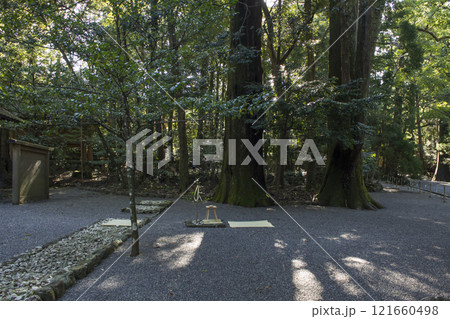 伊勢神宮の神事　内宮神域の風景　内宮の忌火屋殿と祓所　お供え物　イメージ素材 121660498