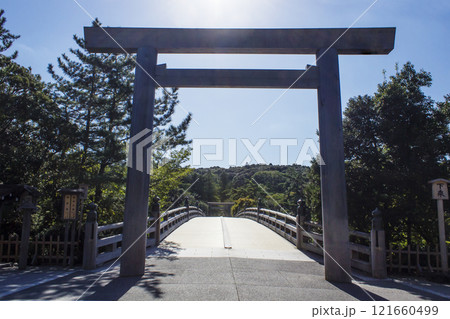 人の写り込みがない宇治橋　内宮の玄関口の風景　宇治橋正面から昇る朝日　伊勢志摩観光スポット 121660499