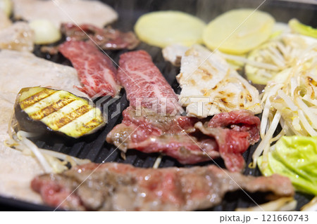 おいしい家庭料理、ホットプレートでの焼き肉 121660743