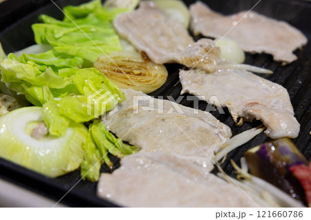 おいしい家庭料理、ホットプレートでの焼き肉 おいしい家庭料理、ホットプレートでの焼き肉 121660786