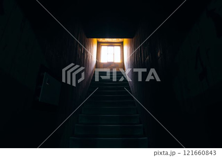 光が差し込む階段 121660843