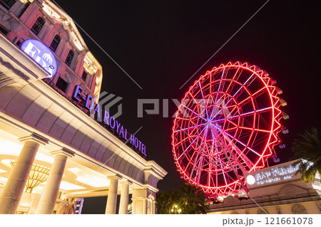 Night view of the E-DA Royal Hotel and the Ferris wheel at the E-DA Theme Park in Dashu, Kaohsiung, Taiwan. 121661078
