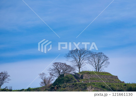 〈島根県〉月山富田城跡と青空 121661130