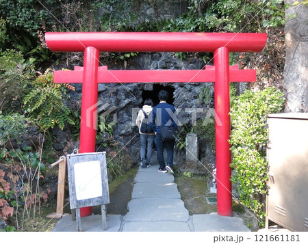 鎌倉市の長谷寺にある弁天窟（入口） 121661181