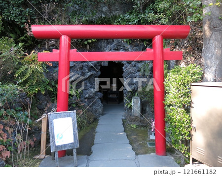 鎌倉市の長谷寺にある弁天窟(入口) 鎌倉市の長谷寺にある弁天窟(入口) 121661182