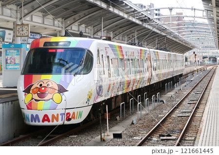 高松駅に停まっていたラッピング電車 121661445
