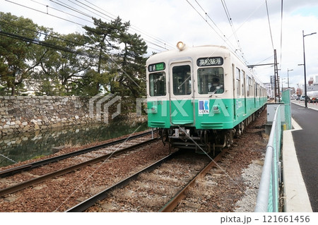 玉藻公園横を走る琴電車両 121661456