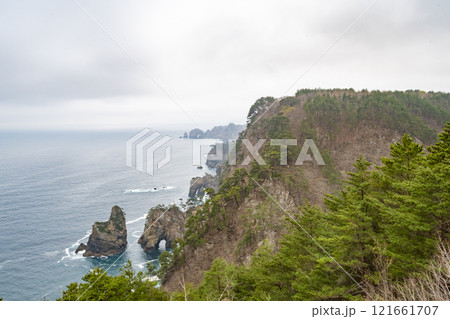岩手　三陸　北山崎の断崖絶壁 121661707