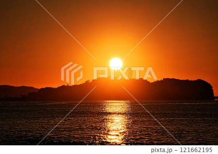 令和七年初日の出　江の島から昇る朝日と海に映る光の道 121662195