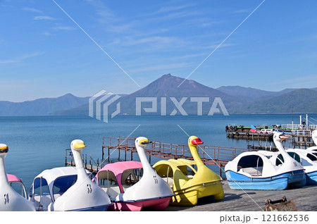 支笏湖の色とりどりのスワンボート 121662536