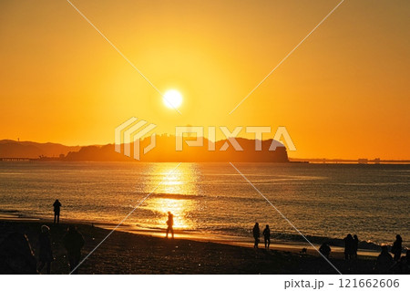 令和七年初日の出　朝日を浴びて新年を迎えた人達 121662606