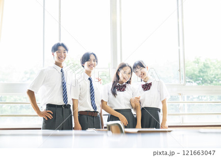 中学生 高校生 男女 集合写真 カメラ目線 笑顔 中学生 高校生 男女 集合写真 カメラ目線 笑顔 121663047