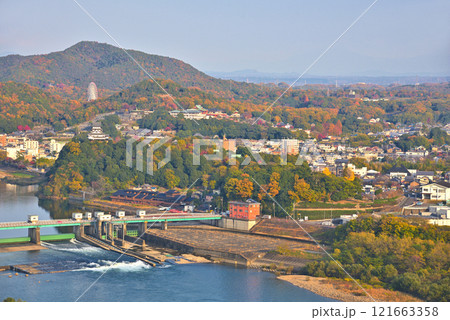 《愛知県》秋の国宝犬山城と木曽川　犬山市の街並み 121663358