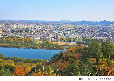 《愛知県》秋の伊木山から見た犬山市の街並み 121663362