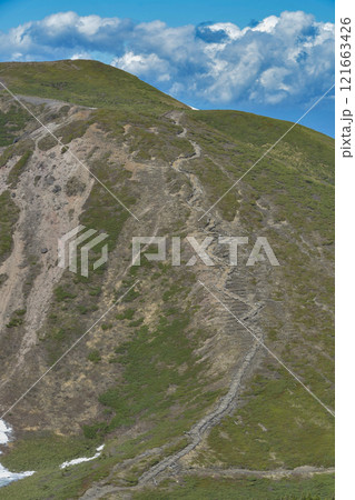 春の八甲田 井戸岳の登山道 春の八甲田 井戸岳の登山道 121663426