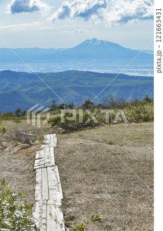 春の八甲田 毛無岱から望む岩木山 春の八甲田 毛無岱から望む岩木山 121663431