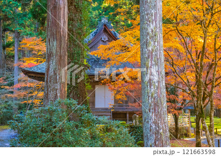 【京都風景】三千院　大原の里の紅葉は心にしみる秋色 121663598