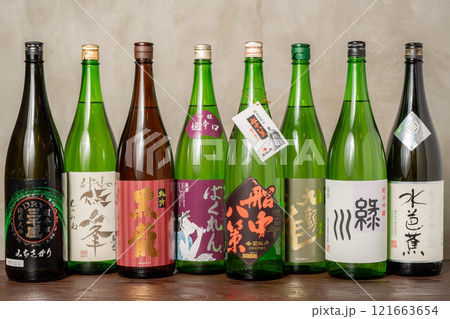たくさん並んだ日本酒 121663654
