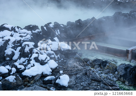 雪が積もる冬の湯畑 草津温泉湯畑 雪が積もる冬の湯畑 草津温泉湯畑 121663668