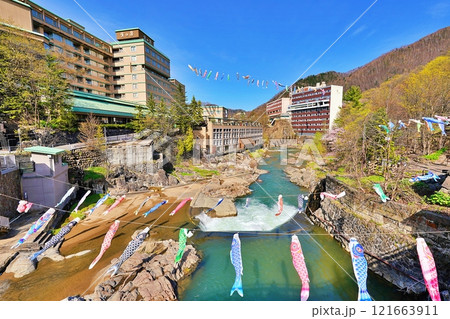 定山渓温泉渓流鯉のぼりの風景 定山渓温泉渓流鯉のぼりの風景 121663911