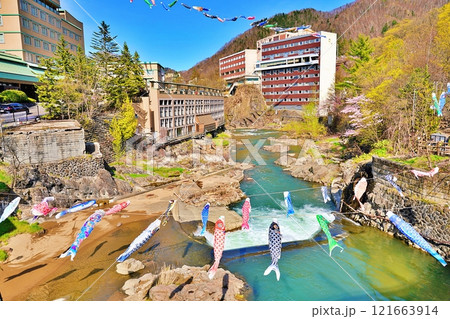 定山渓温泉渓流鯉のぼりの風景 定山渓温泉渓流鯉のぼりの風景 121663914