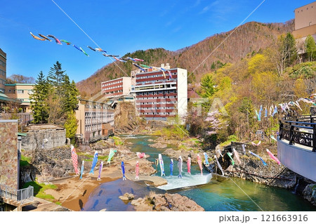 定山渓温泉渓流鯉のぼりの風景 121663916