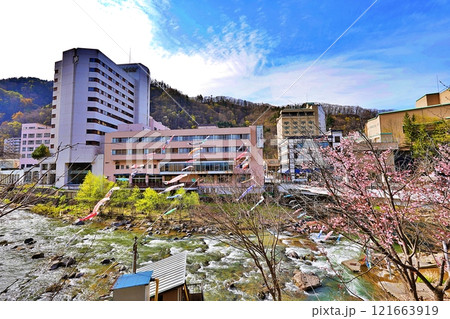 定山渓温泉渓流鯉のぼりの風景 121663919