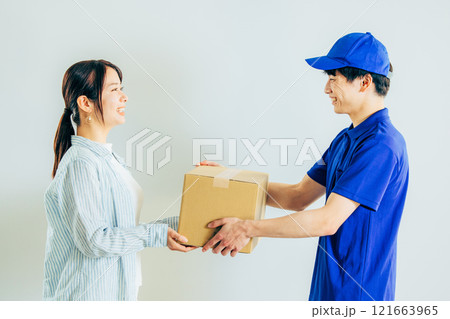 荷物を届ける宅急便のドライバー 121663965