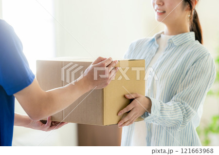 荷物を届ける宅急便のドライバー 121663968