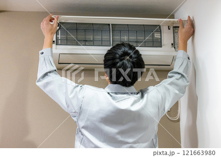 エアコンを点検する作業員 エアコンを点検する作業員 121663980