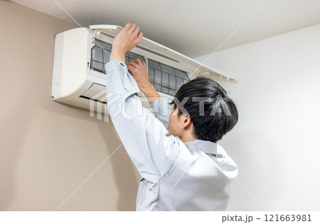 エアコンを点検する作業員 121663981