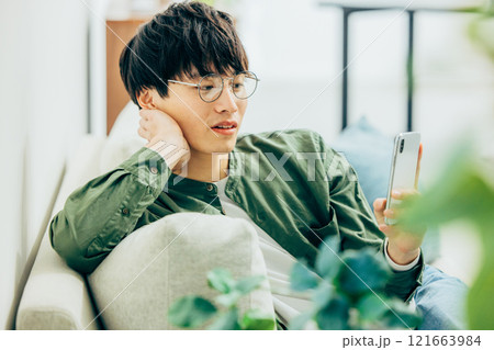 スマホを見る男性 121663984