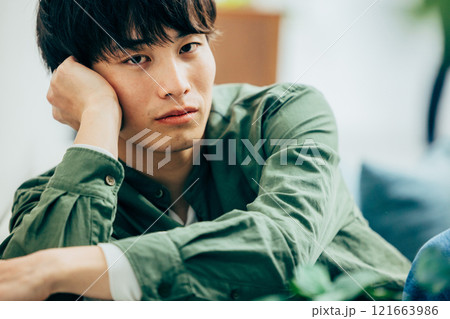 かっこいい男性のポートレート 121663986