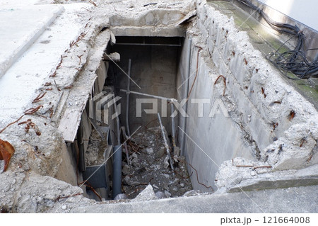 解体中のビルの地下部分 121664008