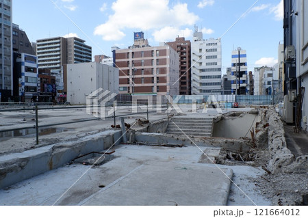 解体中のビルの基礎 解体中のビルの基礎 121664012