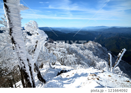 樹氷の高見山(山頂) 【奈良県東吉野村】 樹氷の高見山(山頂) 【奈良県東吉野村】 121664092