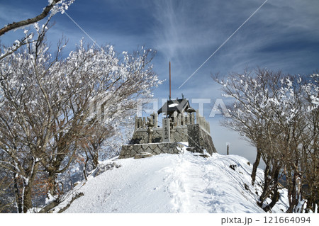 樹氷の高見山(山頂) 【奈良県東吉野村】 樹氷の高見山(山頂) 【奈良県東吉野村】 121664094