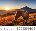 馬と富士山と日の出 121664404