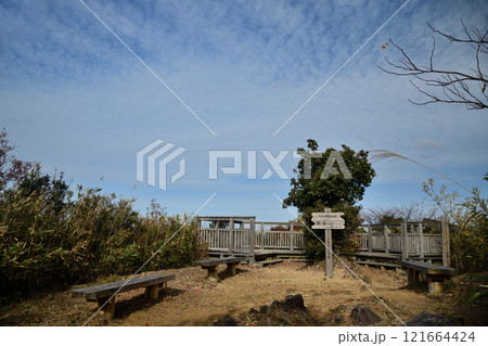 泉南飯盛山山頂から大阪湾、淡路島をを望む 【大阪府泉南郡岬町】 泉南飯盛山山頂から大阪湾、淡路島をを望む 【大阪府泉南郡岬町】 121664424