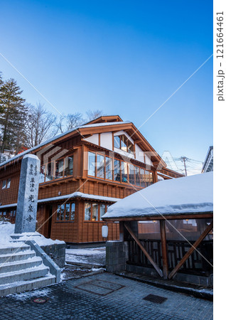 冬の御座之湯　雪が積もる草津温泉街 121664461