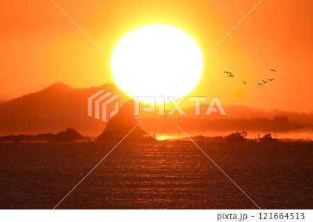 アッパレな2025年初日の出です！　茅ヶ崎烏帽子岩から昇る太陽 121664513