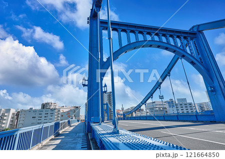 青空に青い美橋 日本橋と深川を結ぶ隅田川にかかる清州橋 青空に青い美橋 日本橋と深川を結ぶ隅田川にかかる清州橋 121664850