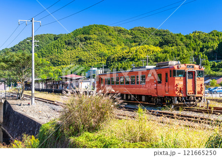 秋の津和野駅とディーゼルカー　島根県鹿足郡津和野町 121665250