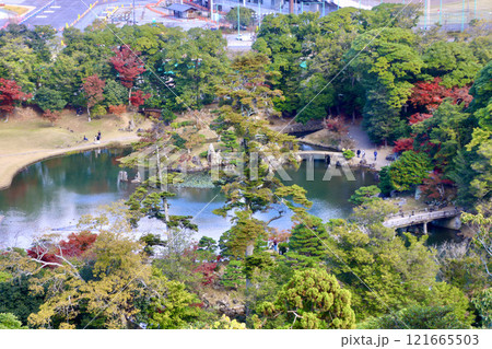 彦根城からの眺望・楽々園（滋賀県・彦根市） 121665503
